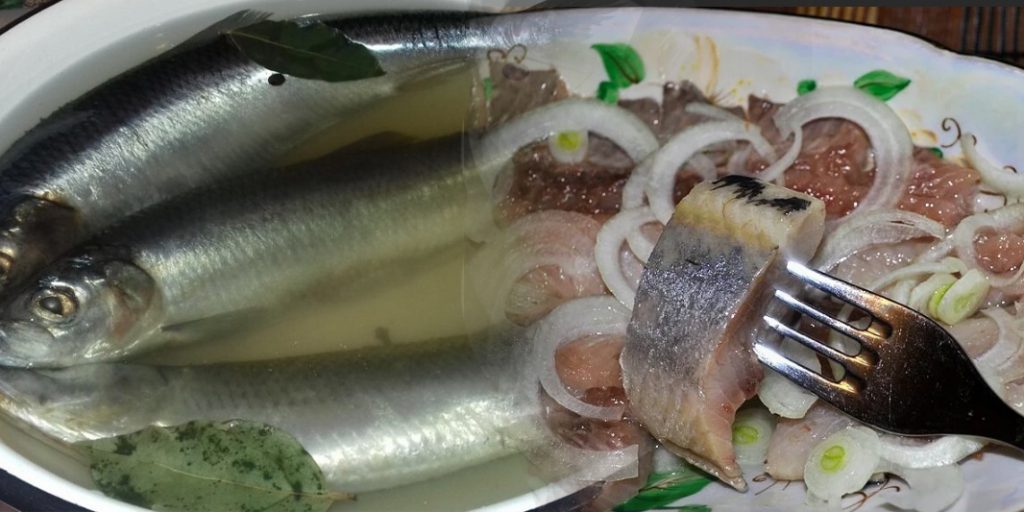 Оселедець в спеціальному маринаді. Виходить такий смачний, що пальчики ...